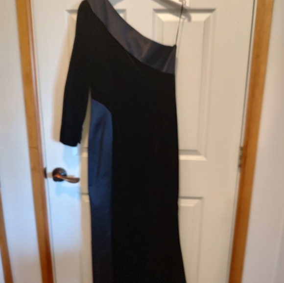 ESCADA COUTURE- One Shoulder Blk Velvet and Satin Evening Gown Size 36 - Picture 4 of 5
